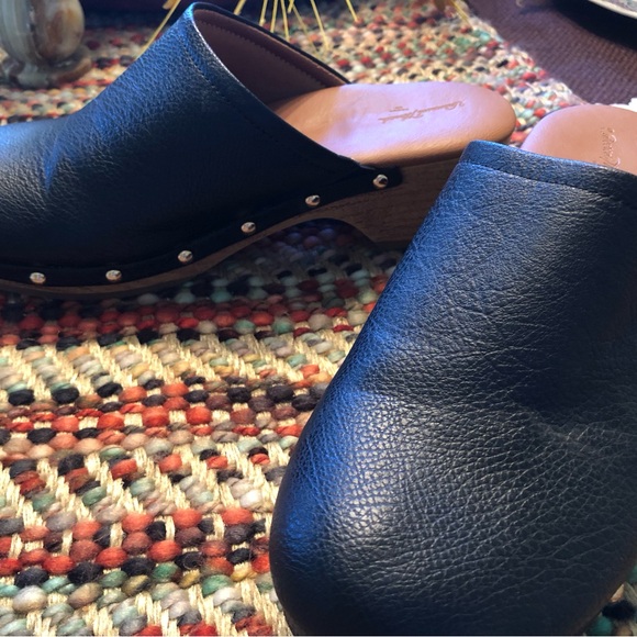 Universal Thread Black Clogs with gold studded trim - Picture 5 of 6